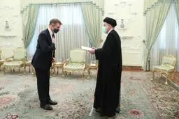 
رئیسی  خطاب به سفیر جدید انگلیس: با همه کشور‌ها بنای همکاری داریم