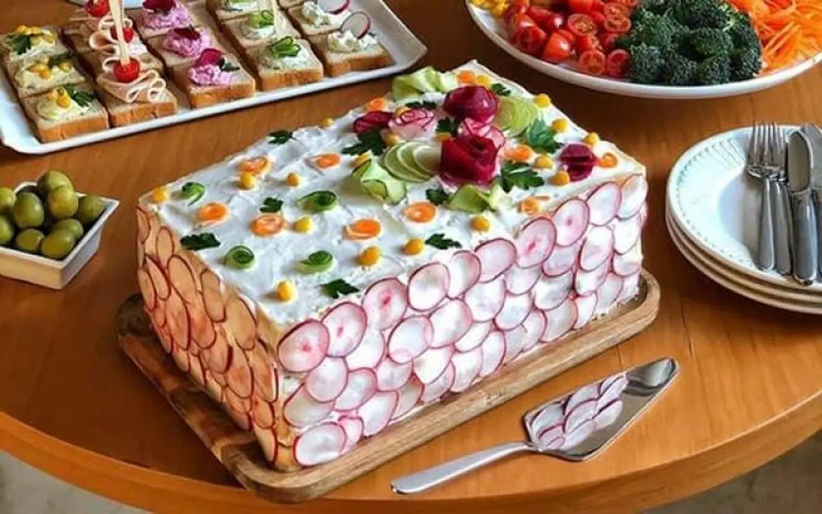 دنبال یک غذای تازه و خوشمزه هستید؟ | طرز تهیه مرحله به مرحله کیک سالاد الویه +ویدئو