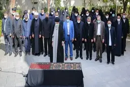 اقامه نماز آیت‌الله خامنه‌ای بر پیکر همسر شهید آیت‌الله مطهری