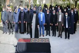 اقامه نماز آیت‌الله خامنه‌ای بر پیکر همسر شهید آیت‌الله مطهری