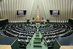  نمایندگان حداکثر مانند همطرازان خود در سایر قوا و دستگاه‌ها حقوق دریافت می‌کنند.
