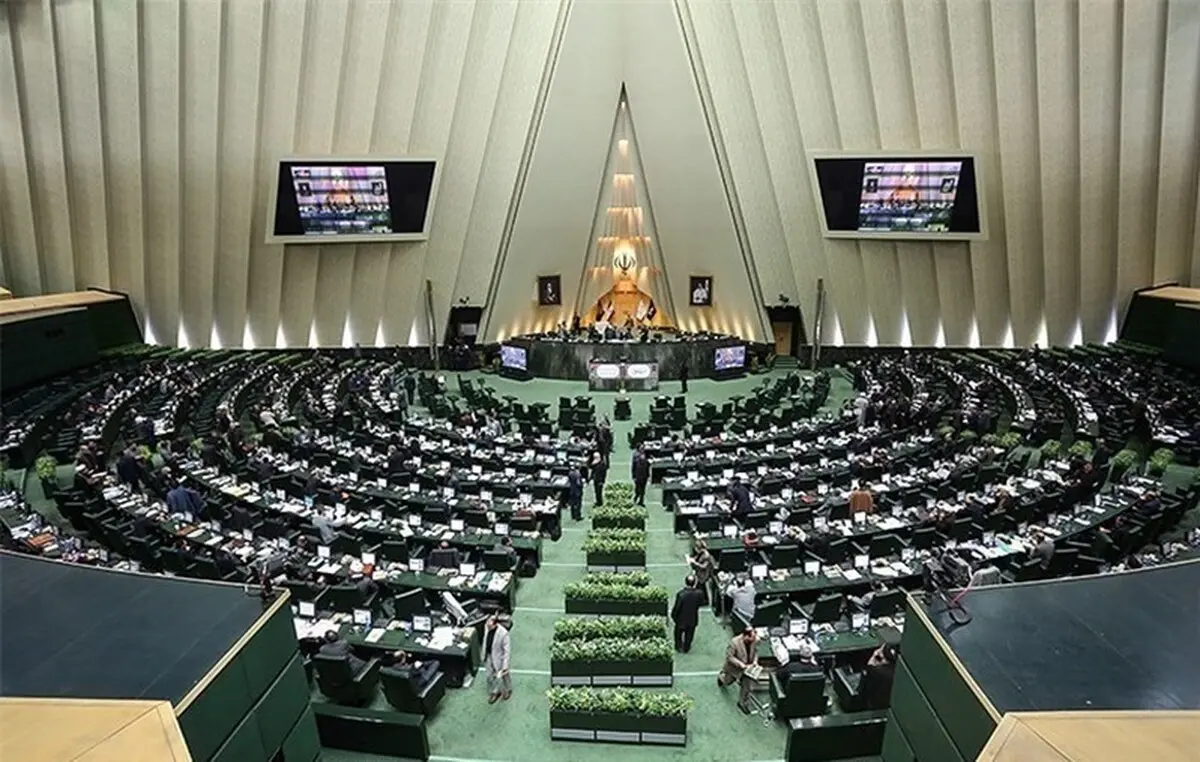  نمایندگان حداکثر مانند همطرازان خود در سایر قوا و دستگاه‌ها حقوق دریافت می‌کنند.