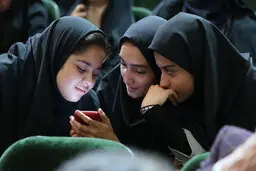 دخترانی که به خاطر  قوانین جامعه  به کنشگرانی منفعل تبدیل شده‌اند 