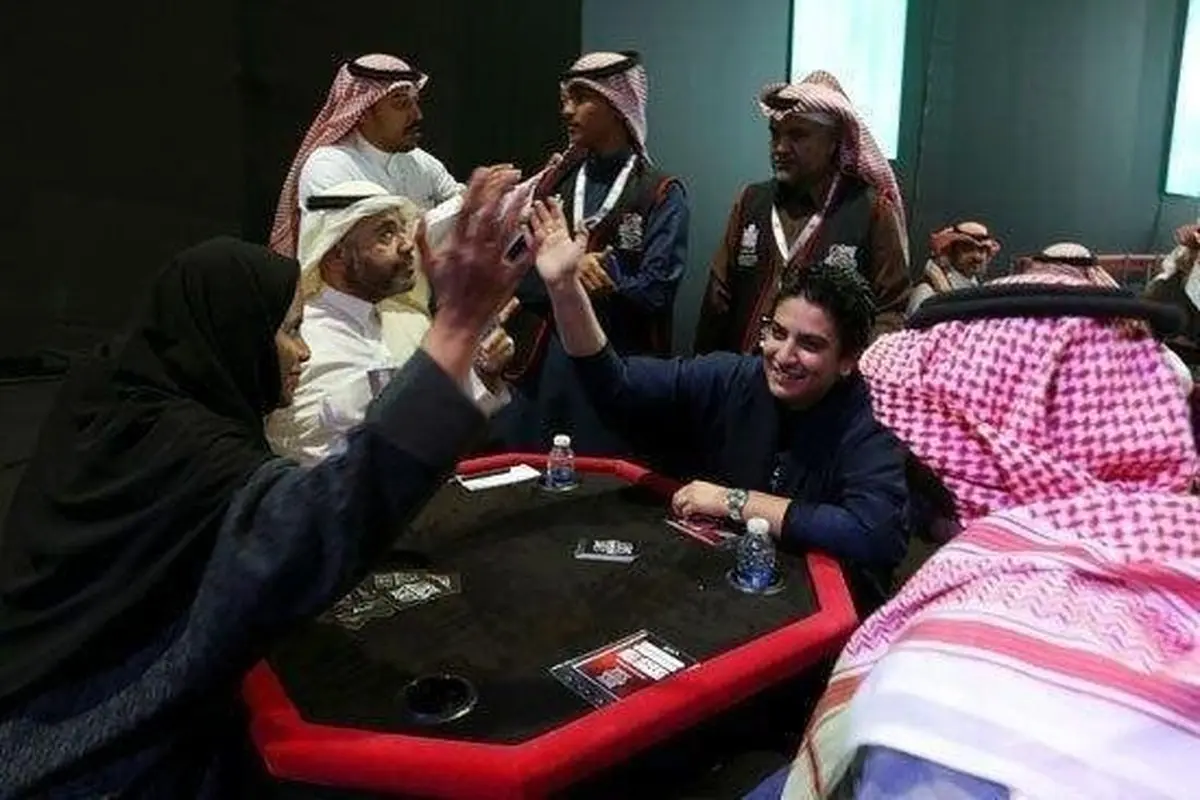 ورق بازی زنان در کنار مردان برای اولین بار در عربستان سعودی