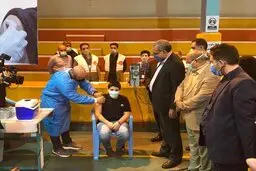 تزریق واکسن سینوفارم به نوه‌ی ۱۲ ساله وزیر بهداشت