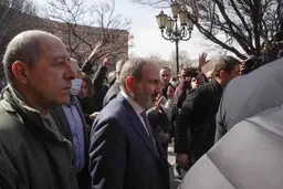 پاشینیان در جمع هواداران: قصد ترک ارمنستان را ندارم