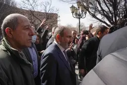 پاشینیان در جمع هواداران: قصد ترک ارمنستان را ندارم