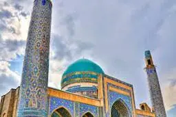 فوتبال بازی کردن یک امام جمعه در مسجد غوغا به پا کرد! + ویدئو