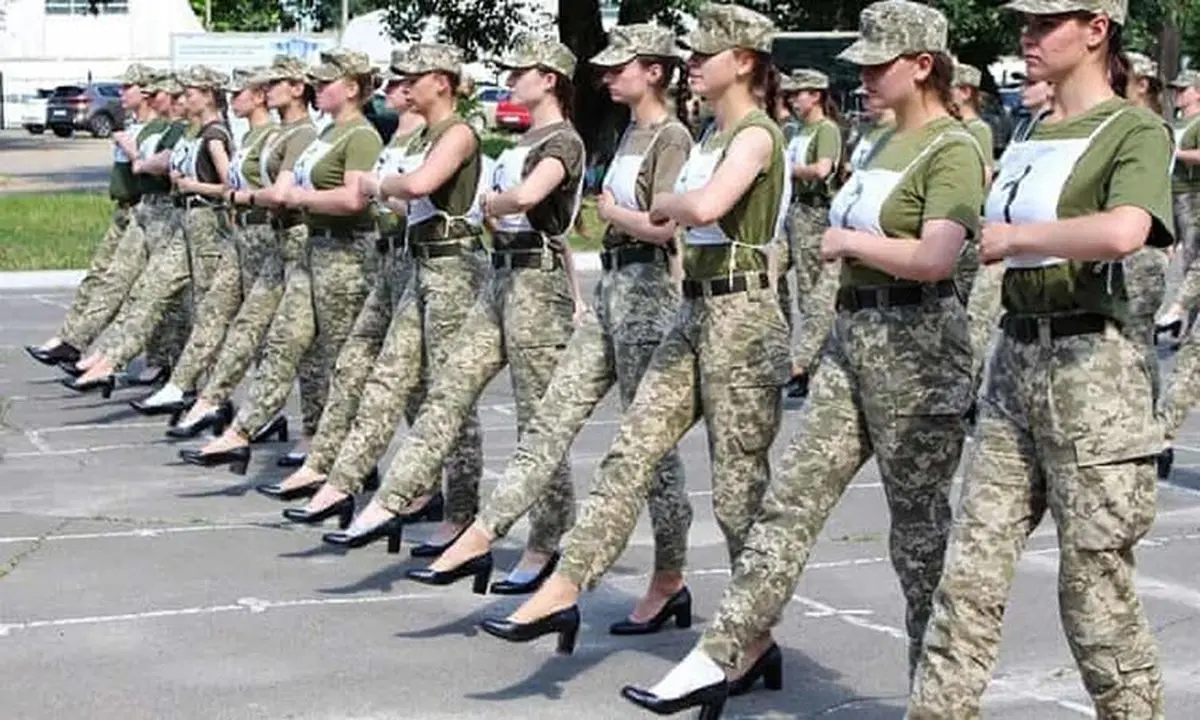 جنجال رژه سربازان زن ارتش اوکراین با کفش پاشنه‌بلند + عکس 