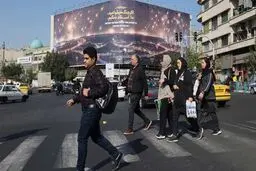 روزنامه جمهوری اسلامی: کسانی که باعث تحمیل تحریم به ملت شده‌اند حتما باید بازخواست شوند | اما الان وقت مناظره بین آنها نیست