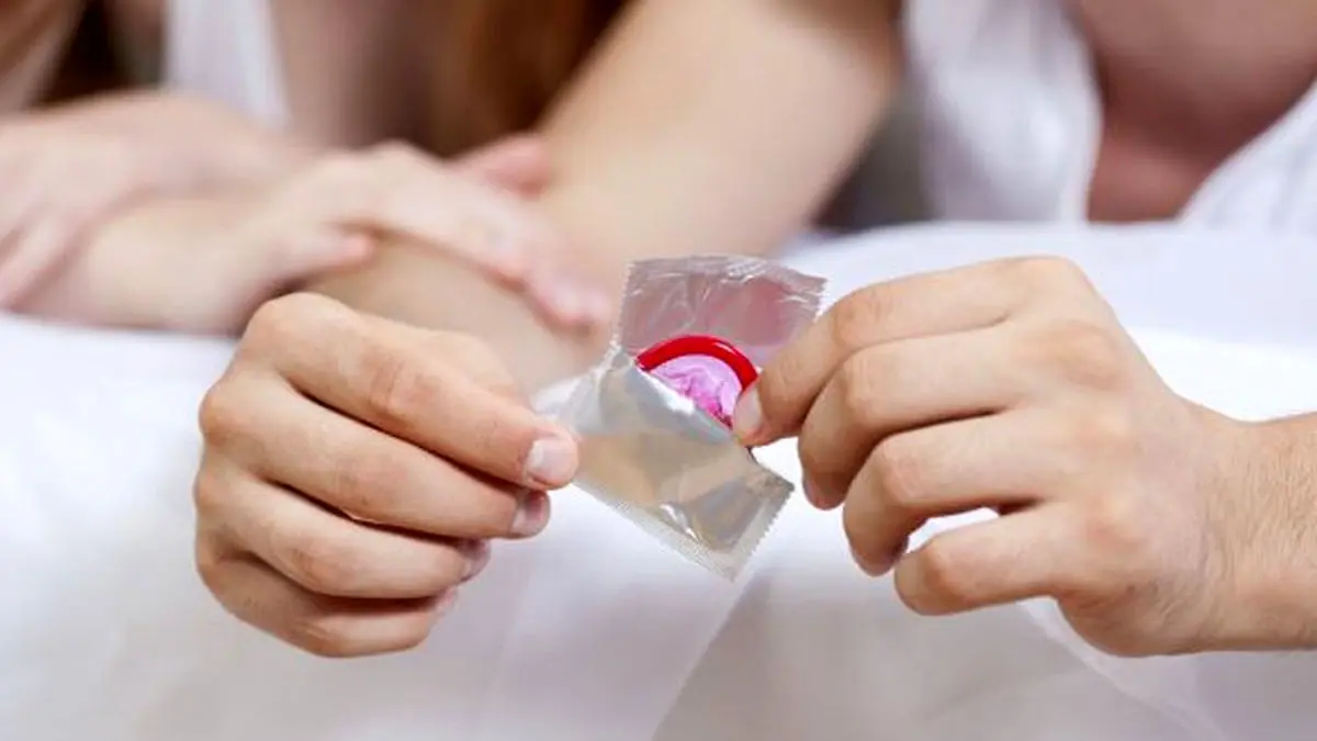 کاندوم زنانه چیست؟ | نحوه استفاده از کاندوم زنانه، بایدها و نبایدها