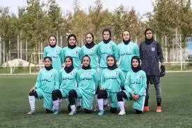 سلام نظامی پیش از مسابقه | نمایش اتحاد دختران فوتبالیست ایران +ویدئو