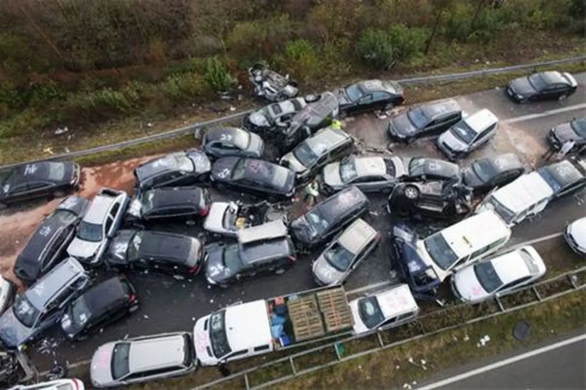 تا حالا دیده بودی ۱۰۰ تا ماشین یک جا تصادف کنه؟! | فیلمی از تصادف سنگین بیش از ۱۰۰ خودرو +ویدئو
