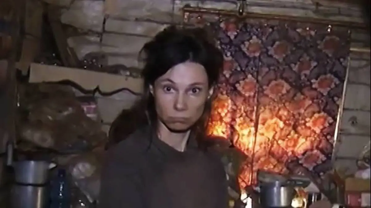 زن روسی دخترش را ۲۶ سال در خانه حبس و به او غذای گربه می داد. 