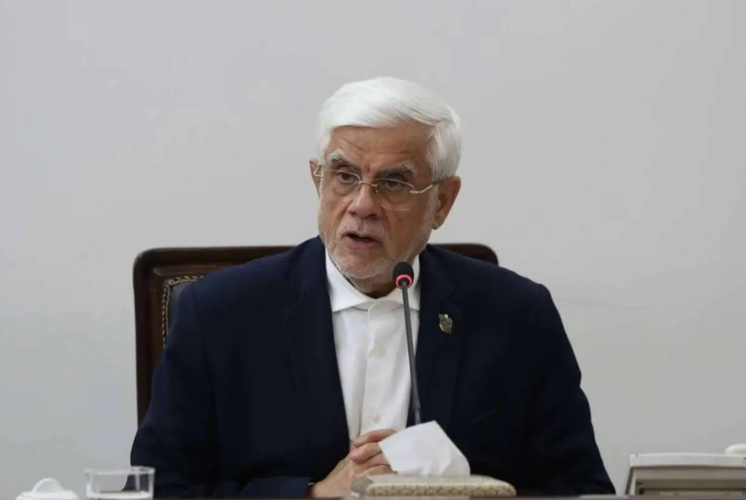 عارف: بنزین ۱۰ هزار تومانی قرار بود در دهه نخست اسفند اجرایی شود
