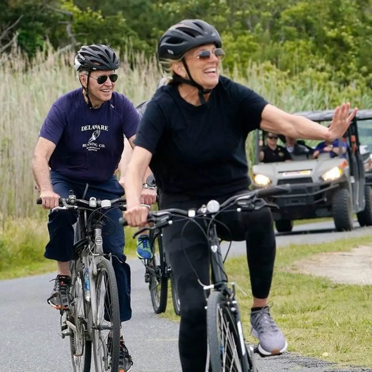 دوچرخه‌سواری آقای رئیس جمهور و همسرش!+ تصاویر