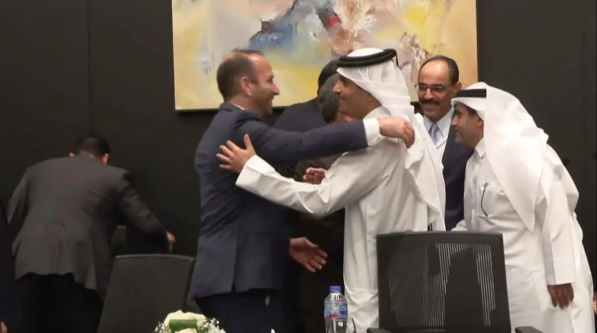 نمایش نمادین حمایت از آتشبس | پرواز دو هلیکوپتر مصری با پرچمهای مصر و فلسطین در آسمان شرمالشیخ