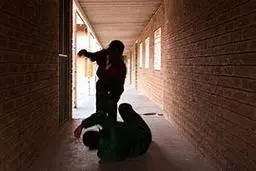 تنبیه بدنی توسط معلم به سبک خارجی | تنبیه بدنی دانش‌آموزان "ورژن خارجی" هم دارد! +ویدئو