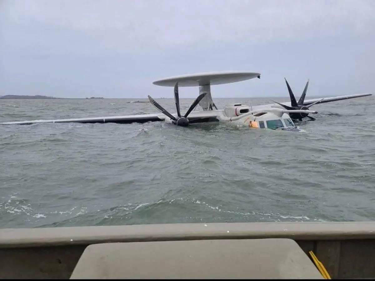 یک فروند هواپیمای آواکس نیروی دریایی آمریکا در آب سقوط کرد + جزییات