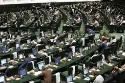 پیامک یک نماینده به یکی از وزرا : چرا در حکم انتصاب پدرزنم برای فلان شرکت ،وقت تلف می کنی؟ | وزرا می ترسند بگویند نمایندگان به آنها فشار می آورند