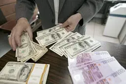 روزهای پایانی دلار ۴۲۰۰ تومانی | توزیع کارت معیشت برای پنج دهک نیازمند