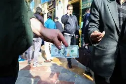 دلار ۲۲ هزار و ۸۹۰ تومان