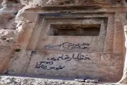 آسیب به دخمه ی تاریخی سکاوند با اسپری رنگ ! | صحنه غم‌انگیزی که دیدن آن در ایران تکراری شده است