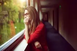 اگه میخوای ببینی توی چه زمانی داری زندگی می‌کنی بخون! | نشانه های افرادی که همچنان در زندگی گذشته خود سیر می‌کنند