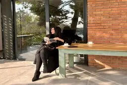 مریم معصومی و دسته گل زیبا 