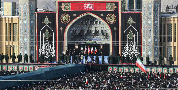 اقامه نماز بر پیکرهای مطهر رهبر شهید و خانواده ایشان به امامت آیت‌الله جوادی آملی