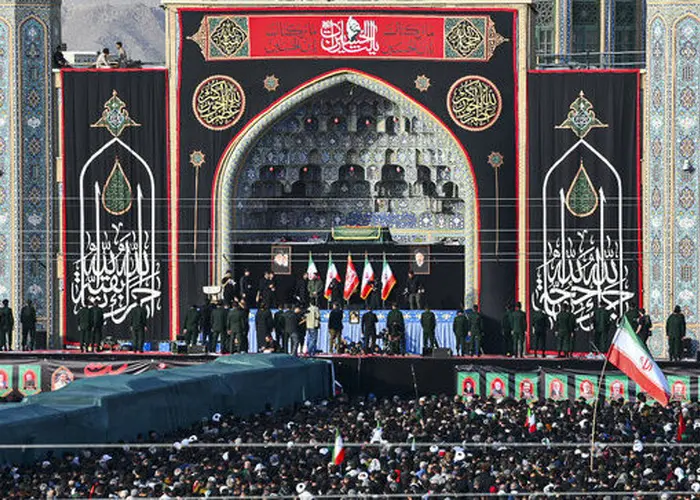 لحظه خروج عراقچی و پزشکیان از حرم حضرت علی (ع) و استقبال گسترده مردم عراق 