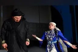 سی‌صد، نمایشی که این روزها پر سر و صداست | پشت صحنه نمایش تئاتر با حضور بازیگران +تصویر