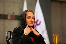 این خانم پیر همان مهناز افشار معروف است؟ | خانم بازیگر بعد از مهاجرت چقدر تغییر کرده!