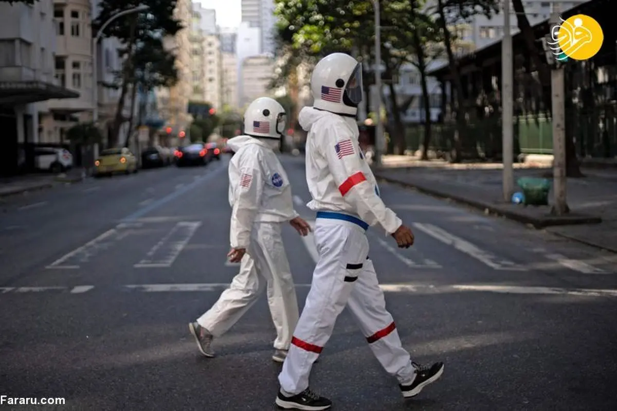 زوج برزیلی لباس‌های فضانوردان برای محافظت در برابر کرونا به تن کردند. +تصویر