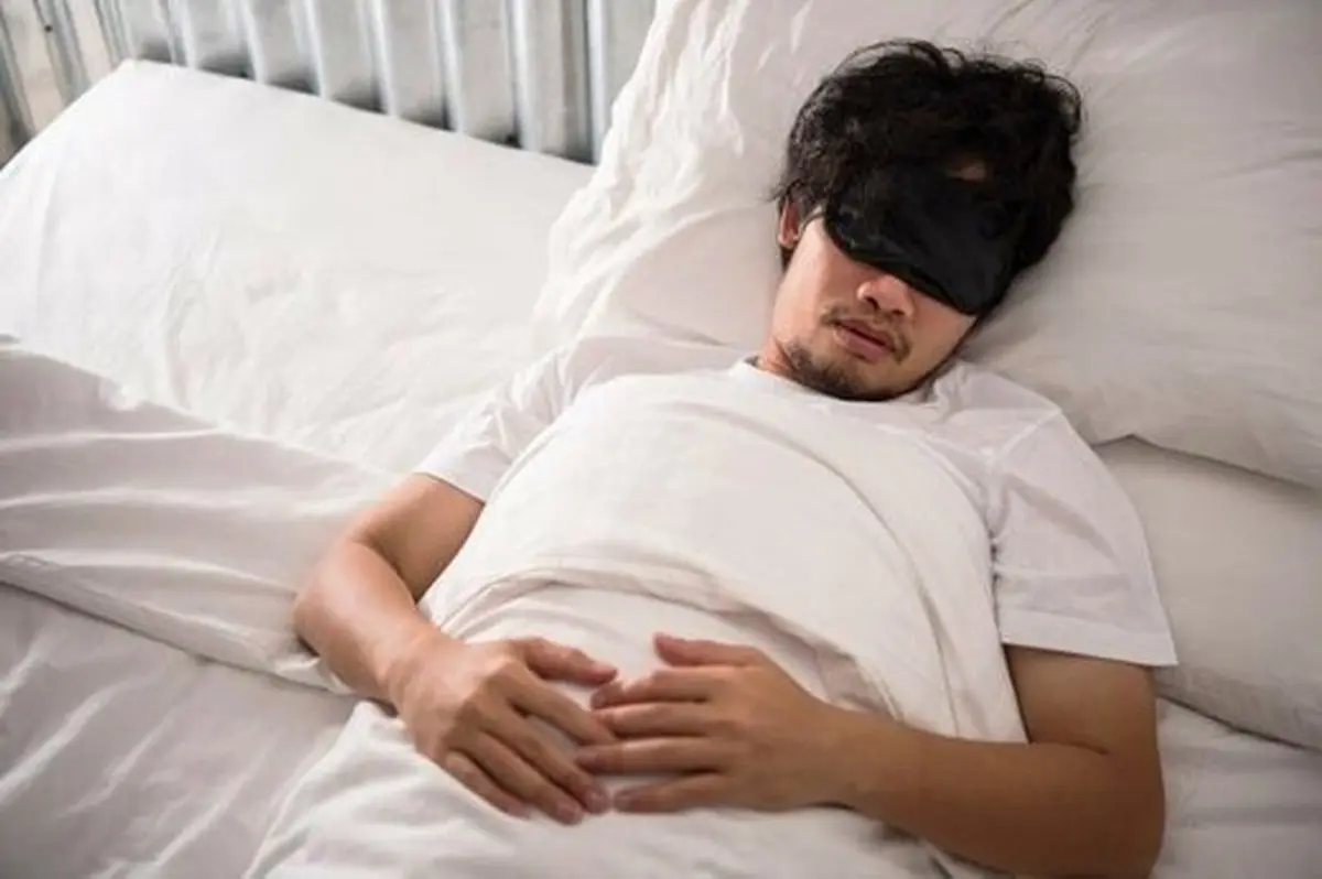 تاحالا اشتباه می‌خوابیدید! | بررسی مزایا خوابیدن با چشم بند