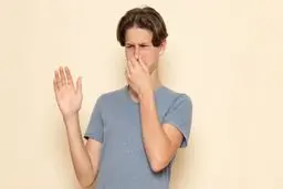 ۷ پیام هشدار دهنده‌ی باد معده! | حقایقی که باد معده درباره‌ی بدن شما آشکار می‌کند