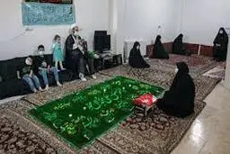  مهربانی و کمک جوانان در خانه سالمندان یزد | مادربزرگ به آرزوی روضه امام حسین رسید +ویدئو
