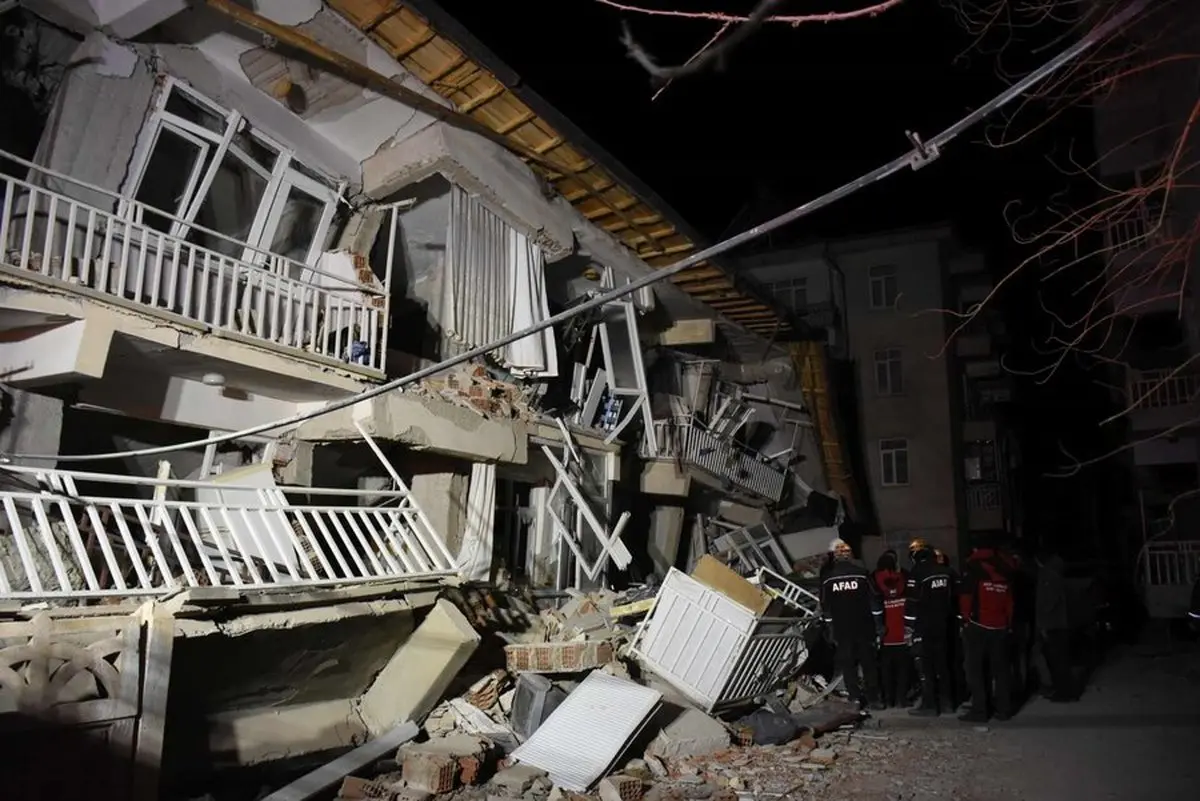 20 کشته و 1015 مصدوم در زلزله ترکیه (+عکس) / 30 نفر زیر آوار هستند
