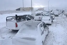 فیلم لورفته از رقص مردم همدان در خیابان و زیر برف+ویدئو 