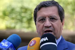 همتی: ۱۷ هزار و۲۰۰ میلیارد تومان به حساب سرپرستان واریز می‌شود 