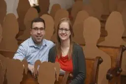 
    ازدواج کرونایی در حضور ماکت‌های مقوایی برگزار شد

