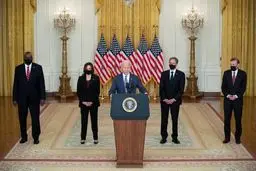 والت: آمریکا را «تداوم حماقت» بی‌اعتبار می‌کند