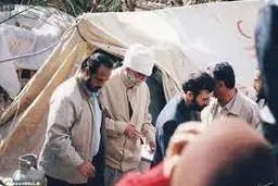 فیلمی کمتر دیده از حضور رهبر انقلاب در زلزله بم با لباس مبدل+ ویدئو 