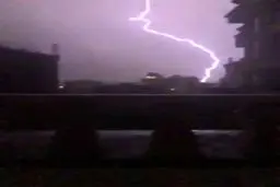 امشب | لحظه‌ی وقوع رعد و برق در منطقه‌ی ازگل تهران+ویدئو 