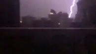 امشب | لحظه‌ی وقوع رعد و برق در منطقه‌ی ازگل تهران+ویدئو 