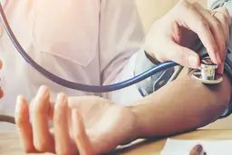 علت دیدن لکه های شناور و جرقه مقابل چشم ها چیست؟ | اگه این نشانه هارو داری حتما برو دکتر!