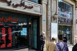 بازدید رئیس بانک مرکزی از بازار ارز | صف‌ مقابل صرافی‌ها جمع می‌شود