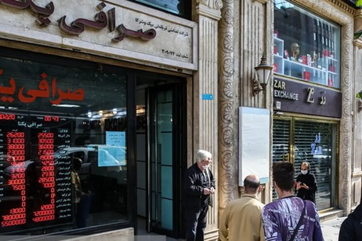بازدید رئیس بانک مرکزی از بازار ارز | صف‌ مقابل صرافی‌ها جمع می‌شود