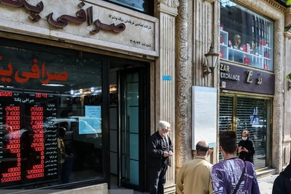 بازدید رئیس بانک مرکزی از بازار ارز | صف‌ مقابل صرافی‌ها جمع می‌شود
