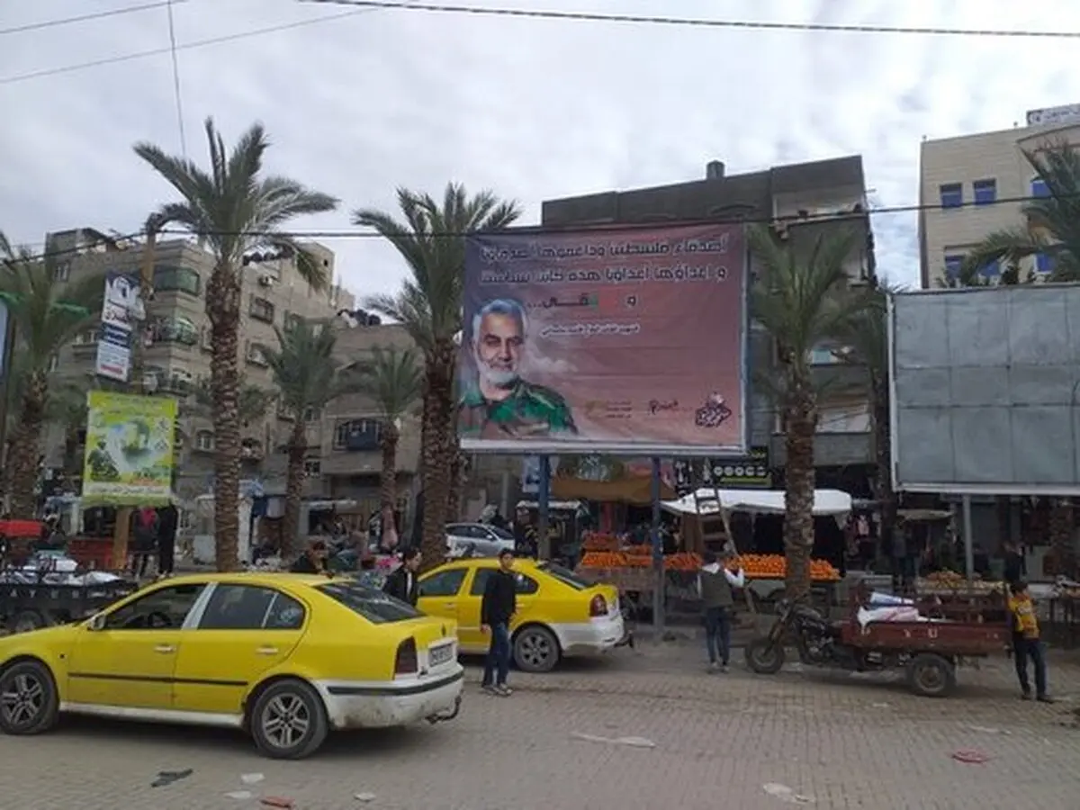 غزه با تصاویر شهید سلیمانی آراسته شد + عکس